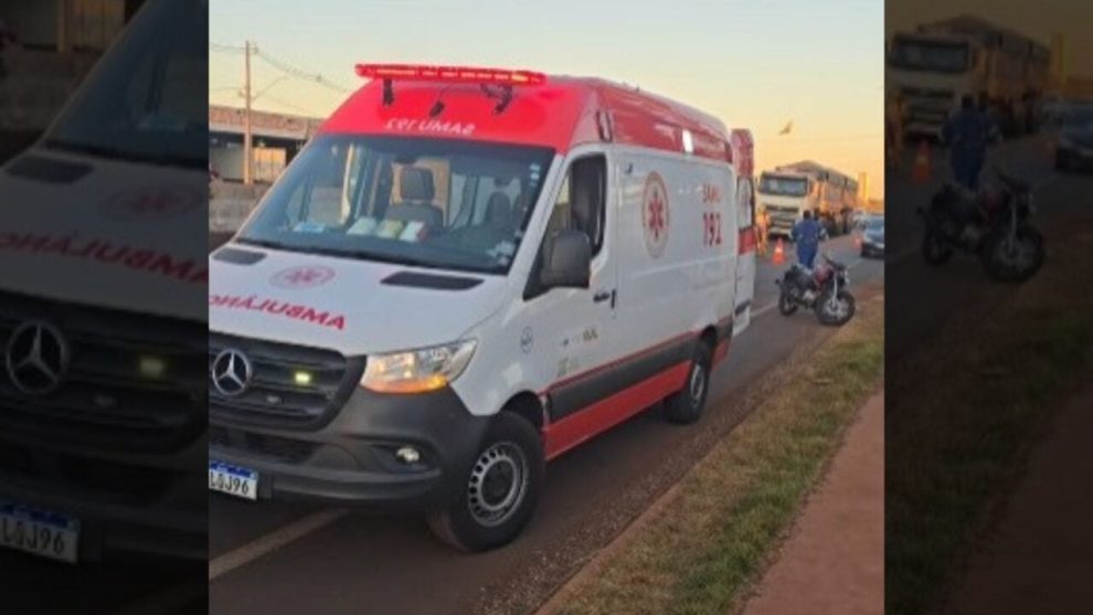 Acidente entre moto e caminhão deixa motociclista gravemente ferido em Maringá