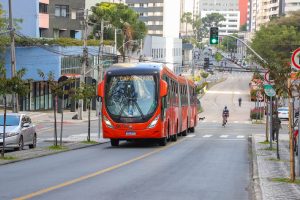 Acidentes com ônibus caem 35% em Curitiba com novas medidas