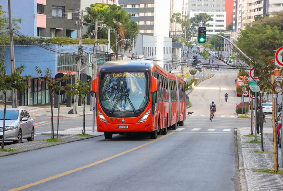 Acidentes com ônibus caem 35% em Curitiba com novas medidas