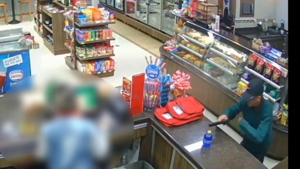 Assaltante que roubou posto de combustíveis em Maringá é procurado; Polícia divulga imagens do crime