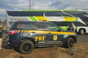 Bandidos batem carro em ônibus durante tentativa de roubo no Paraná