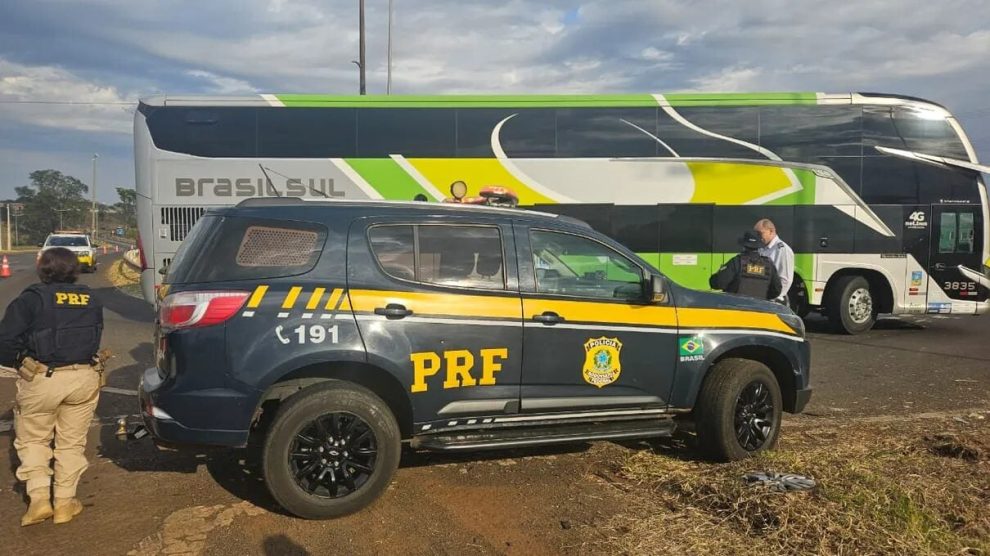 Bandidos batem carro em ônibus durante tentativa de roubo no Paraná