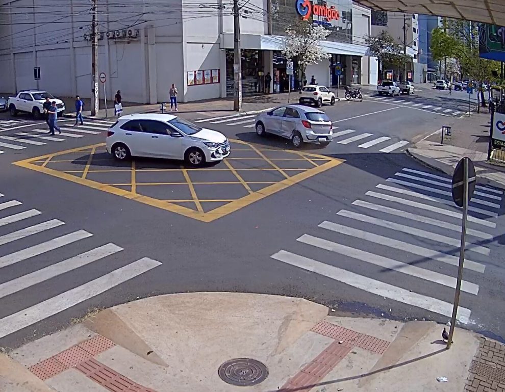 Câmera de segurança flagra acidente em cruzamento movimentado no centro de Maringá; assista