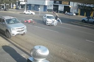Câmera flagra acidente de trânsito entre moto e carro na Avenida Colombo em Maringá