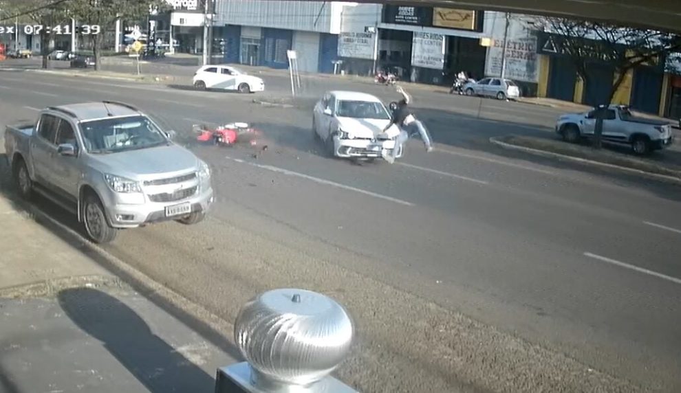 Câmera flagra acidente de trânsito entre moto e carro na Avenida Colombo em Maringá
