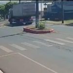 Caminhão é atingido por trem que seguia para Maringá na região; assista