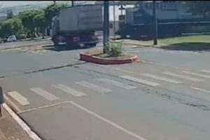 Caminhão é atingido por trem que seguia para Maringá na região; assista