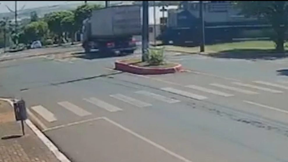 Caminhão é atingido por trem que seguia para Maringá na região; assista