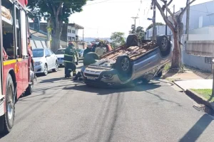 Capotamento deixa mãe e filha feridas em Maringá; vídeo