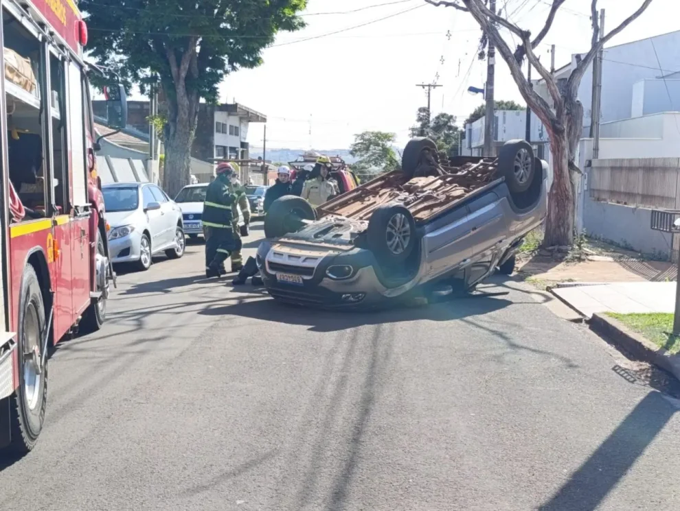 Capotamento deixa mãe e filha feridas em Maringá; vídeo