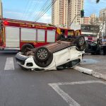 Capotamento deixa mulher ferida no centro de Maringá; vídeo