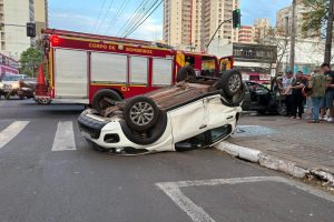 Capotamento deixa mulher ferida no centro de Maringá; vídeo