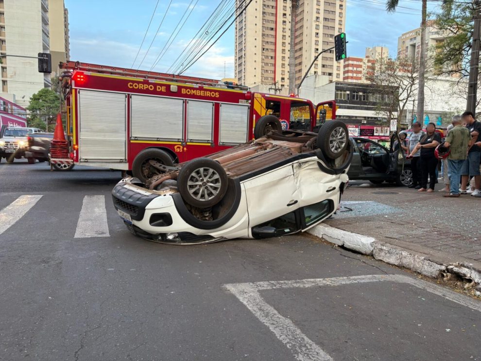 Capotamento deixa mulher ferida no centro de Maringá; vídeo