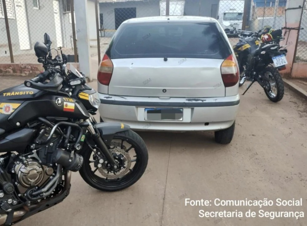 Carro é apreendido em Maringá por circular com placa de caminhão