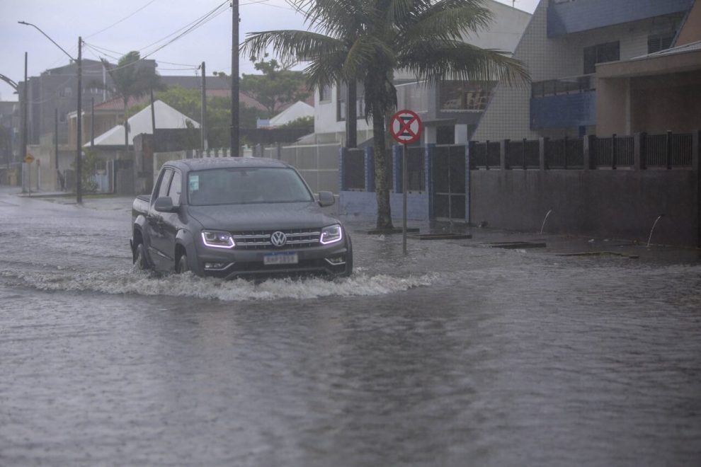 Chuva e queda na temperatura têm data para chegar ao Paraná com avanço de frente fria