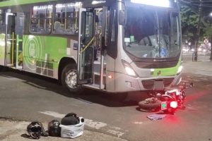 Colisão entre moto e ônibus deixa casal ferido em cruzamento de Maringá