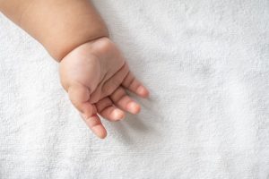 Criança de 2 anos é morta a facadas pela própria mãe