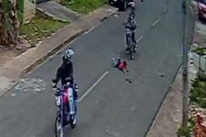 Criança de 3 anos é atropelada por adolescentes em motos no Paraná