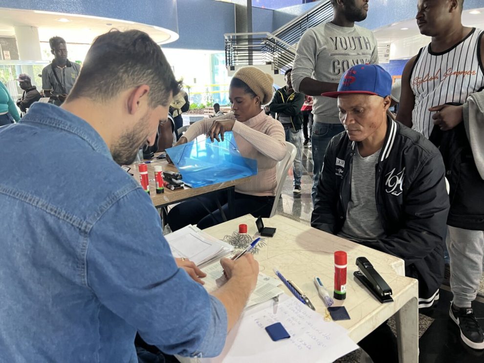 Haitianos em Maringá poderão renovar documentos em mutirão com apoio da Embaixada; veja como participar