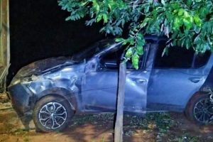 Homem ameaça ex de morte e bate com carro no muro da casa da vítima no Paraná