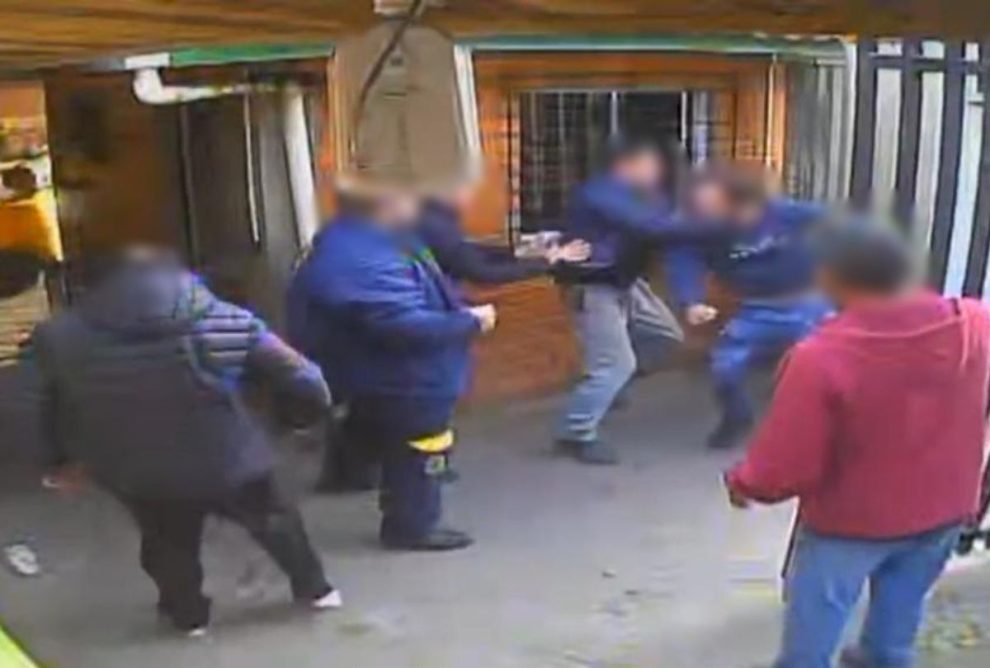 Homem invade empresa para esfaquear esposa e é contido: vídeo