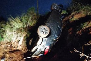 Homem morre após Audi capotar e cair em barranco na PR-182
