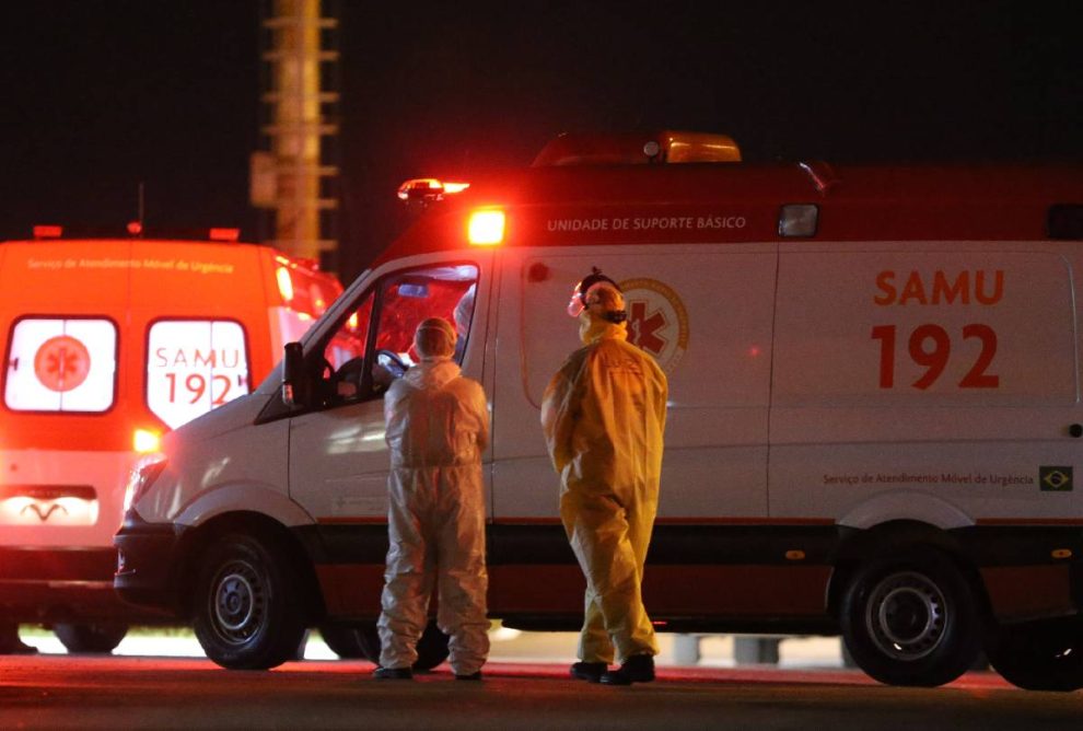 Homem morre e mulher fica ferida após carro carro cair de viaduto 