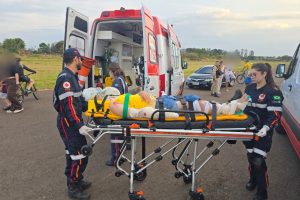 Jovem sem CNH empina moto e atropela idoso de 74 anos, em Maringá