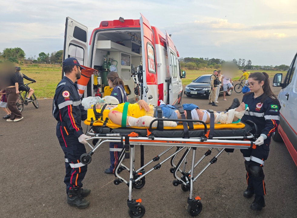 Jovem sem CNH empina moto e atropela idoso de 74 anos, em Maringá