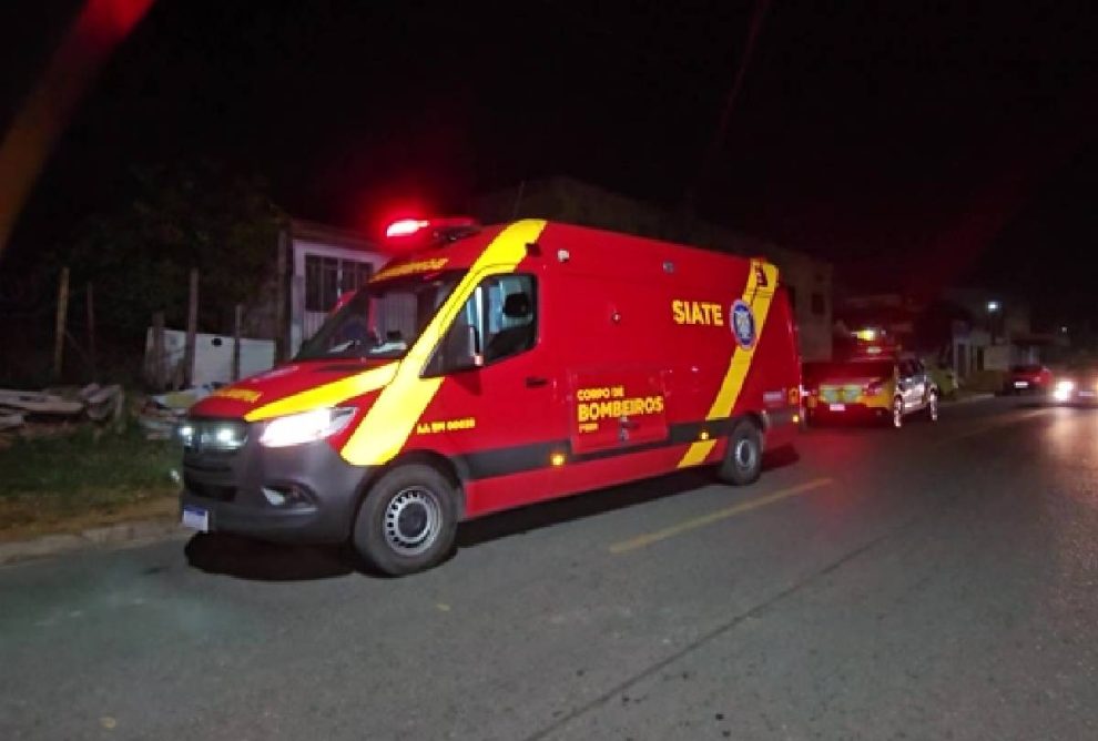 Marido sob efeito de drogas esfaqueia esposa na frente de crianças
