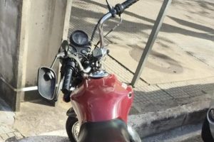Motocicleta com mais de R$ 100 mil em multas e retrovisores quebrados é apreendida em Maringá