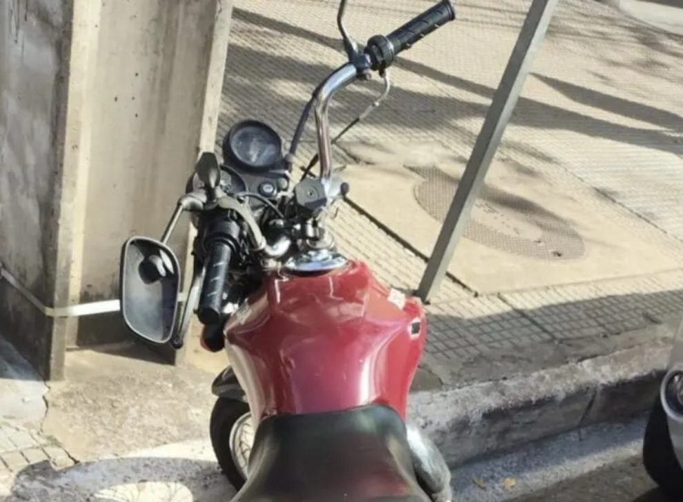 Motocicleta com mais de R$ 100 mil em multas e retrovisores quebrados é apreendida em Maringá
