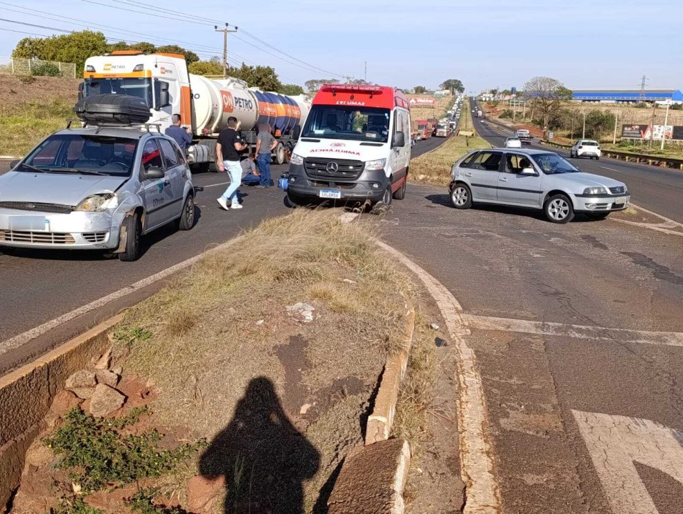 Motociclista sofre fratura após colisão tripla na BR-376 entre Maringá e Iguatemi