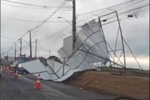 Outdoor é destruído por fortes ventos no Contorno Sul de Maringá