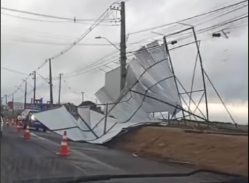 Outdoor é destruído por fortes ventos no Contorno Sul de Maringá