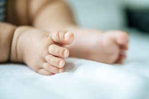 Pai atropela filho de 10 meses ao dar ré no carro