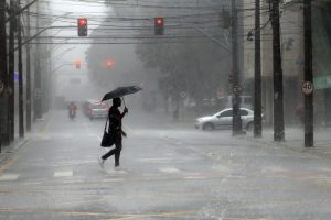 Paraná ainda tem 301 cidades em alerta de tempestade; veja lista completa e previsão para os próximos dias