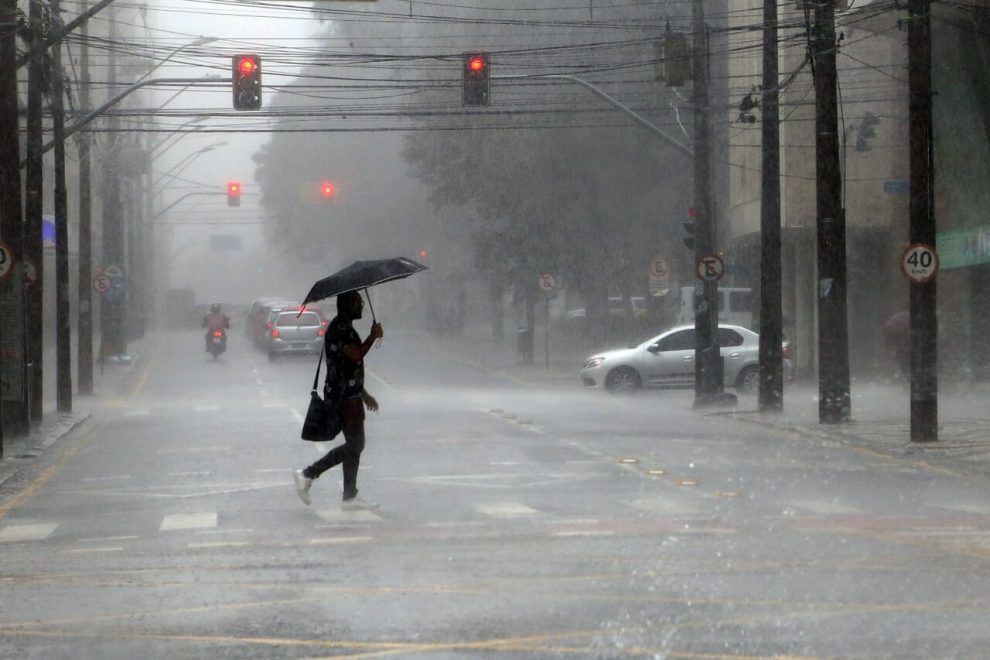 Paraná ainda tem 301 cidades em alerta de tempestade; veja lista completa e previsão para os próximos dias