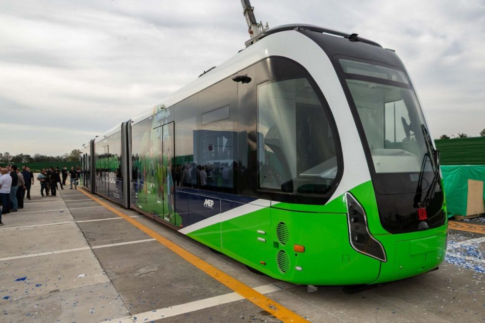 Paraná ganha bonde que anda em trilho virtual no asfalto
