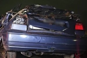 Passageiro morre após carro com pneu careca capotar 4 vezes 