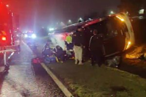 Turista morre e 12 pessoas ficam feridas após ônibus tombar