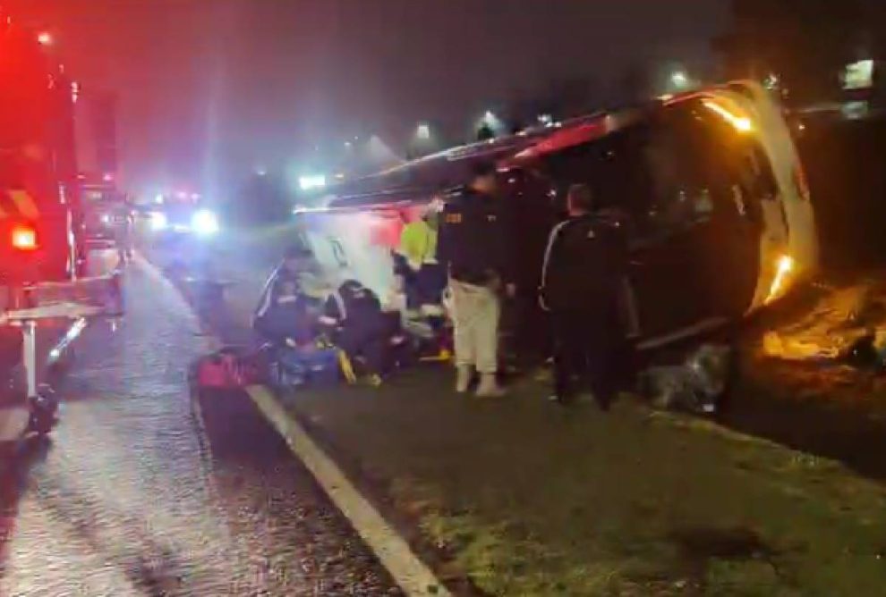Turista morre e 12 pessoas ficam feridas após ônibus tombar