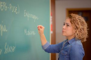 UEM publica edital para contratar 77 professores; salários chegam a R$ 10,6 mil