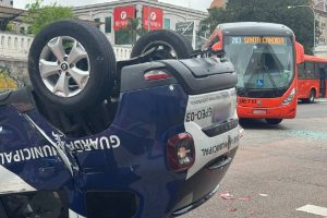 Viatura da GM capota após acidente com ônibus em Curitiba