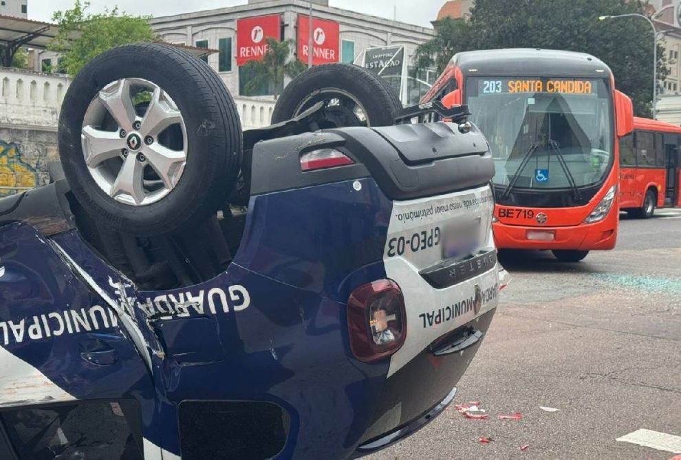 Viatura da GM capota após acidente com ônibus em Curitiba