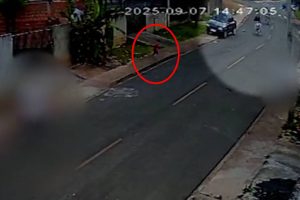 Vídeo mostra criança sendo atropelada por adolescentes de moto