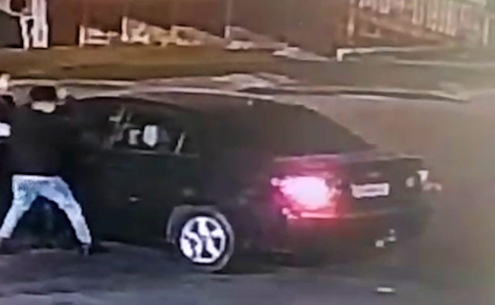 Vídeo mostra motorista sendo esfaqueado dentro de carro antes de bater em poste e morrer