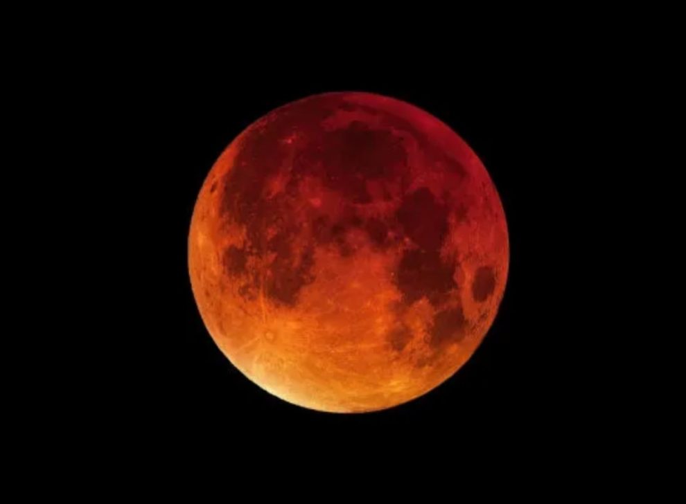 eclipse lunar total ocorre neste domingo (7)