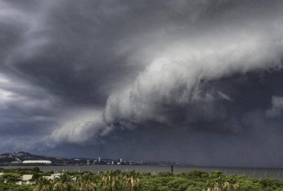 Alerta laranja de tempestade coloca cidades do Paraná em perigo