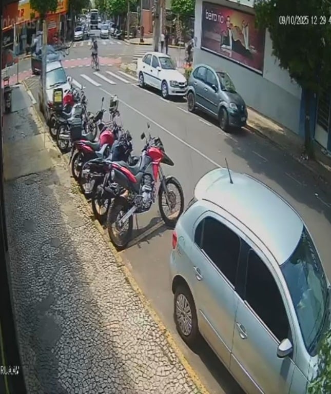 Câmera registra momento em que ciclista é lançado sobre carro na região de Maringá